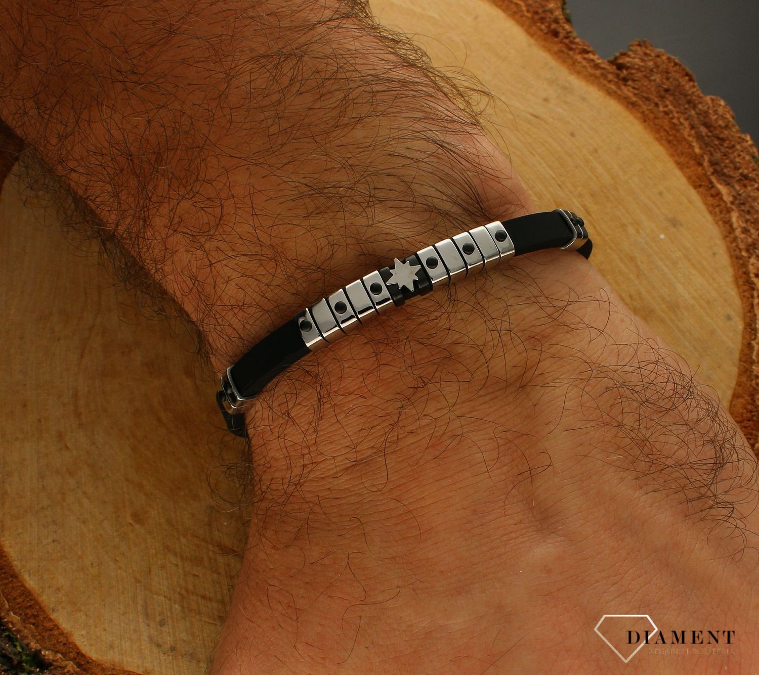 Bransoletka męska Nomination City z różą wiatrów 028813 014. Bransoletka w kolorze czarnym wykonana z kauczuku i stali szlachetnej 316L.  Czerń pasuje do każdego koloru, tak więc bransoletka jest poprzez swój kolor uniwers.jpg